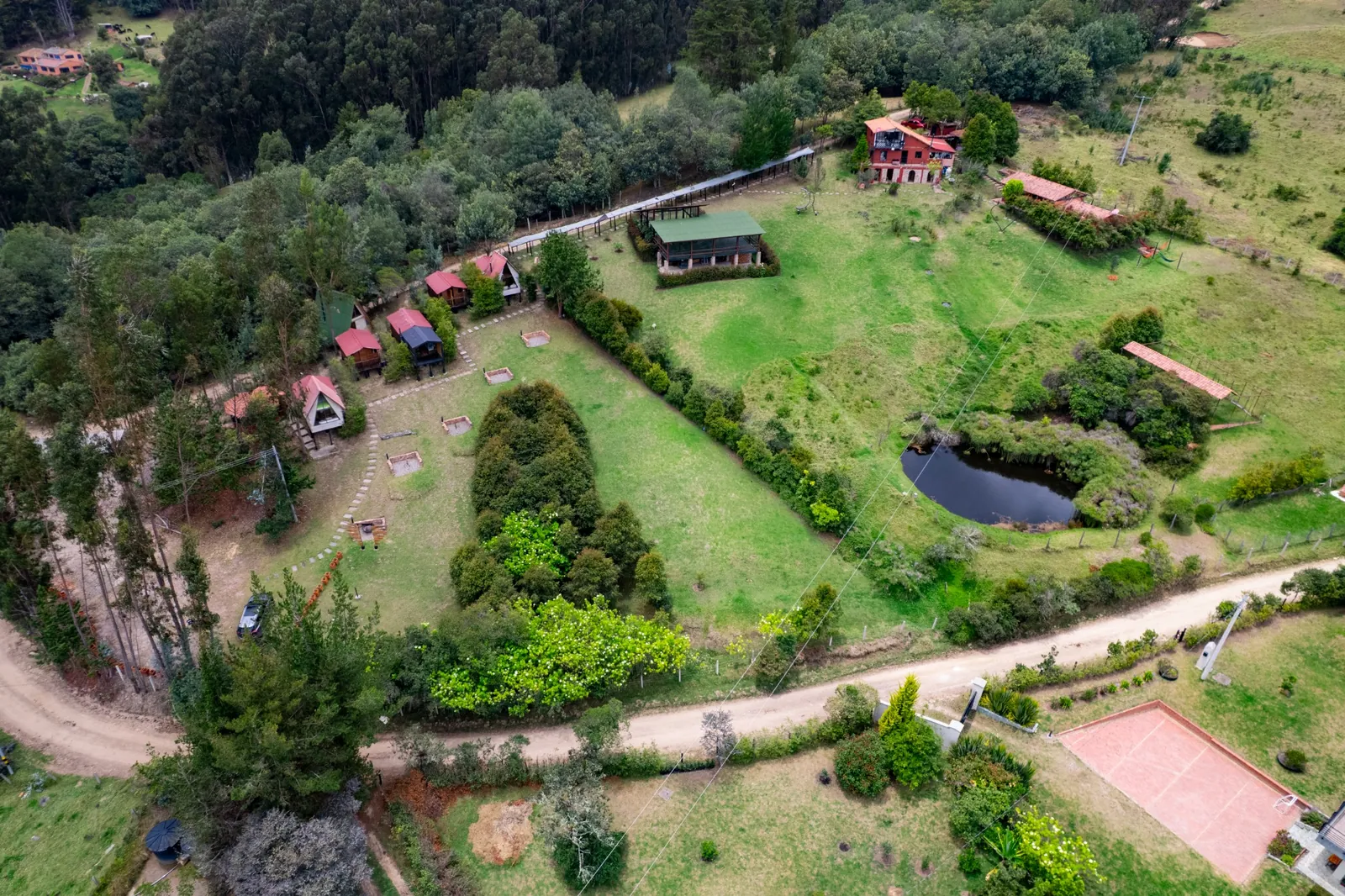 Vista aérea de Villa Helena, sus cabañas, jardines y laguna