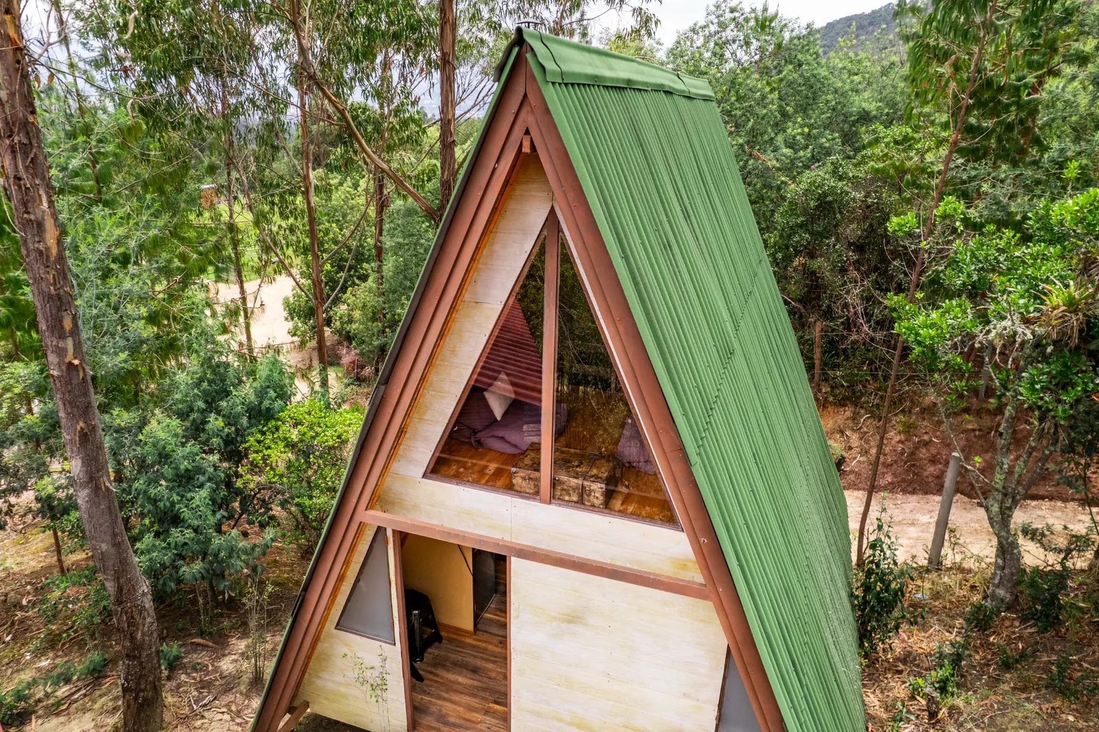 Cabaña tipo A entre árboles en Villa Helena