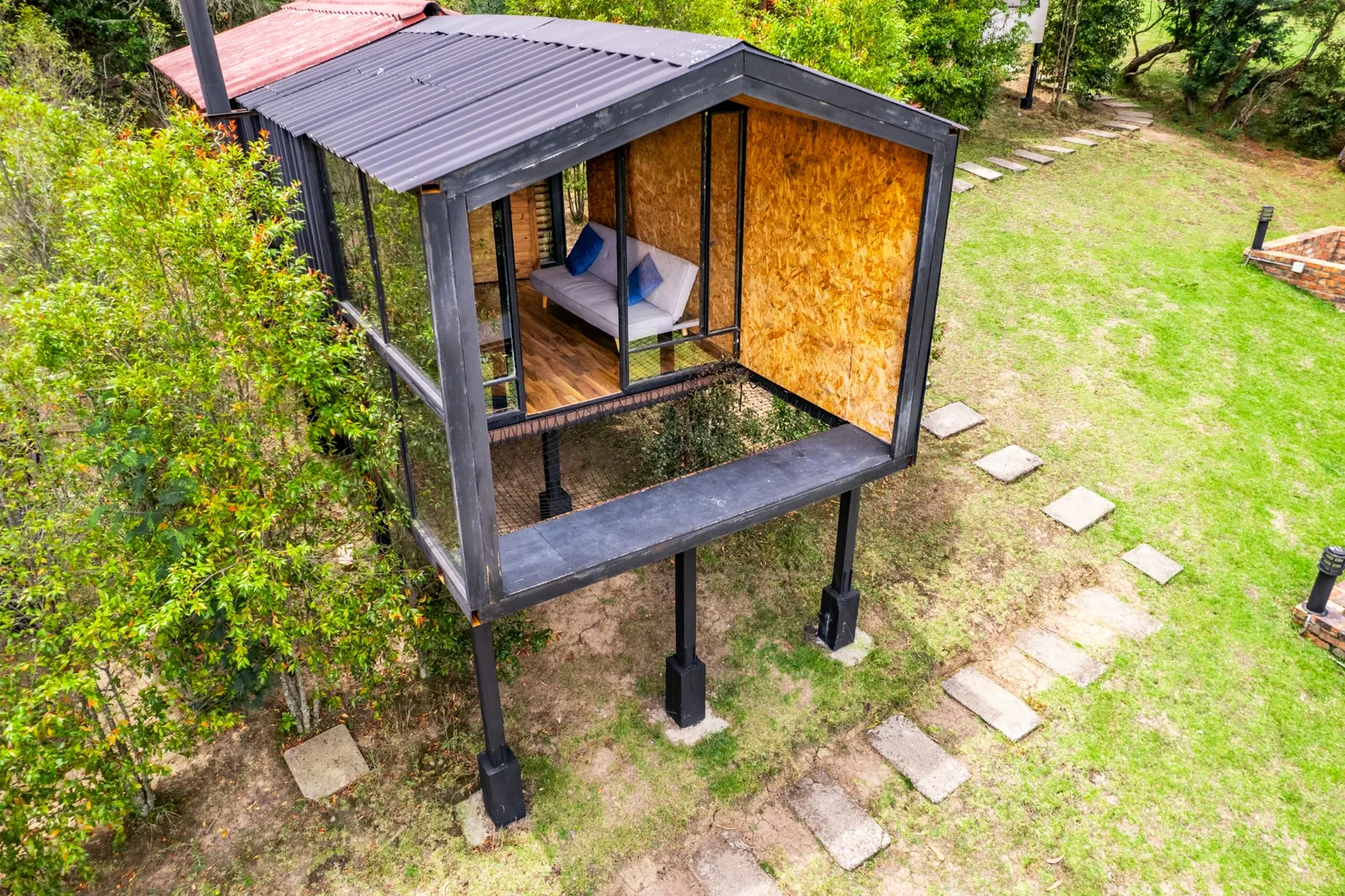 Cabaña elevada con ventanales en Villa Helena