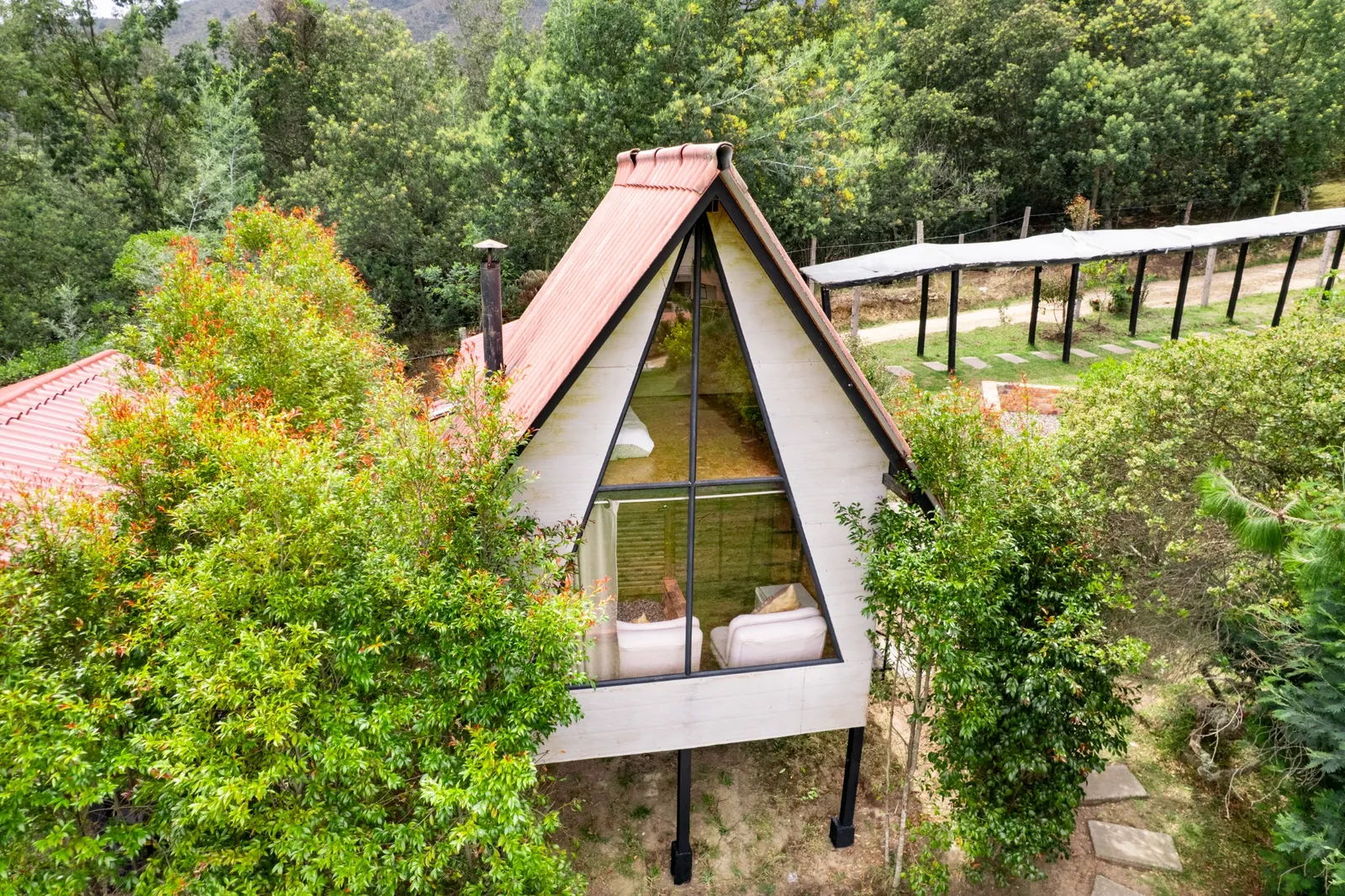 Cabaña de madera entre la vegetación de Villa Helena