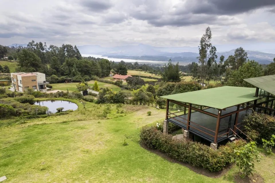 Vista panorámica de Villa Helena, sus jardines, el lago y el embalse